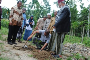 Dr. Tedi Rahmadi menanam pohoh di kampus STIS Ummul Ayman