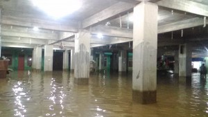 Genangan air di mushalla putra saat air mulai surut menjelang subuh.