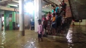 Kondisi banjir pada rabu (10/2) dini hari/air baru mulai surut menjelang subuh.