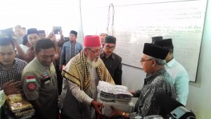 Gubernur serahkan bantuan secara simbolis kepada pimpinan dayah.