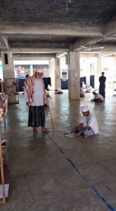 Pimpinan dayah, Tgk H Nuruzzahri sedang meninjau langsung proses ujian UAD.